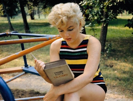 Marilyn-leyendo-a-Joyce